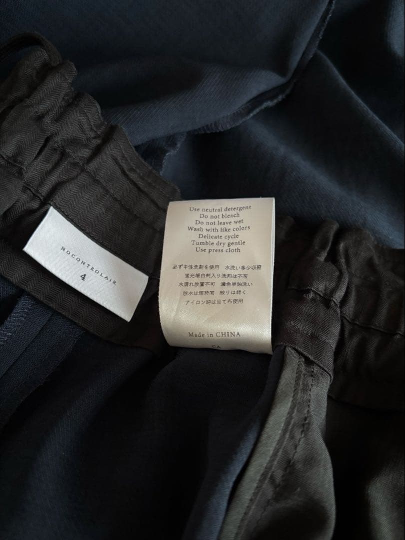 NO CONTROL AIR スパンポリエステルドレープカルゼ テーパードパンツ