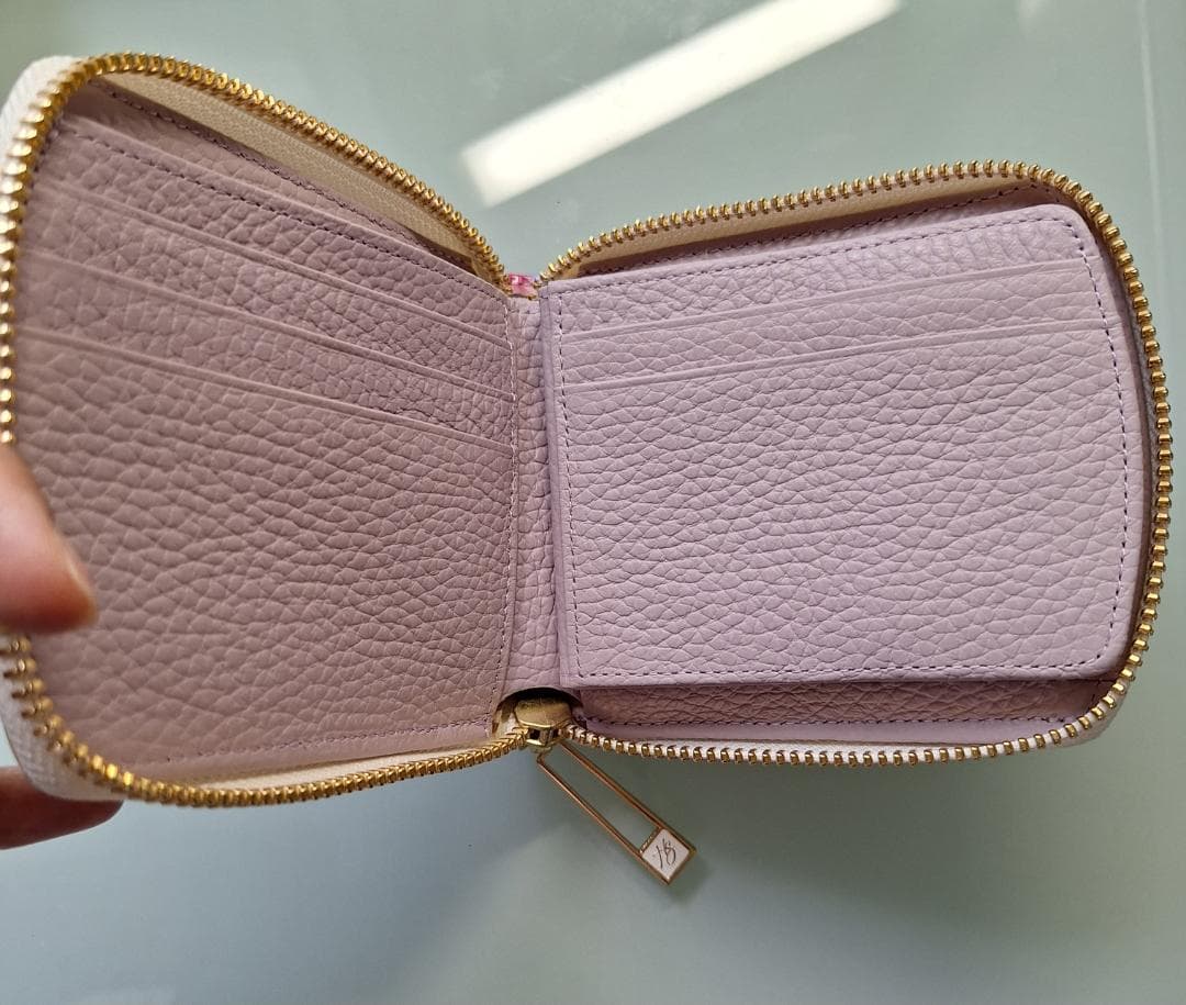 パールエナメル 二つ折り財布