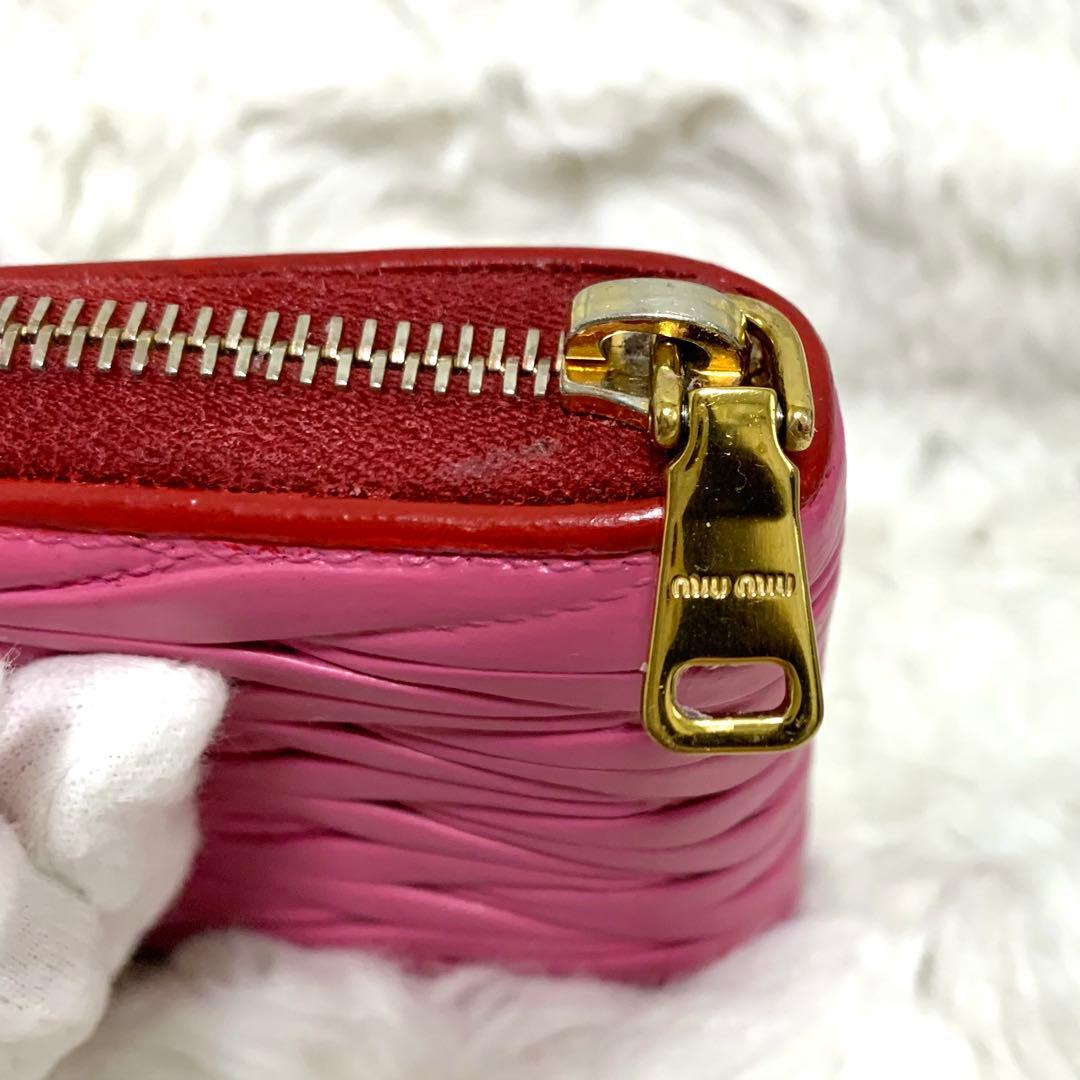 可愛い赤ロゴ　MIUMIU　ミュウミュウ　ケース　バイカラー