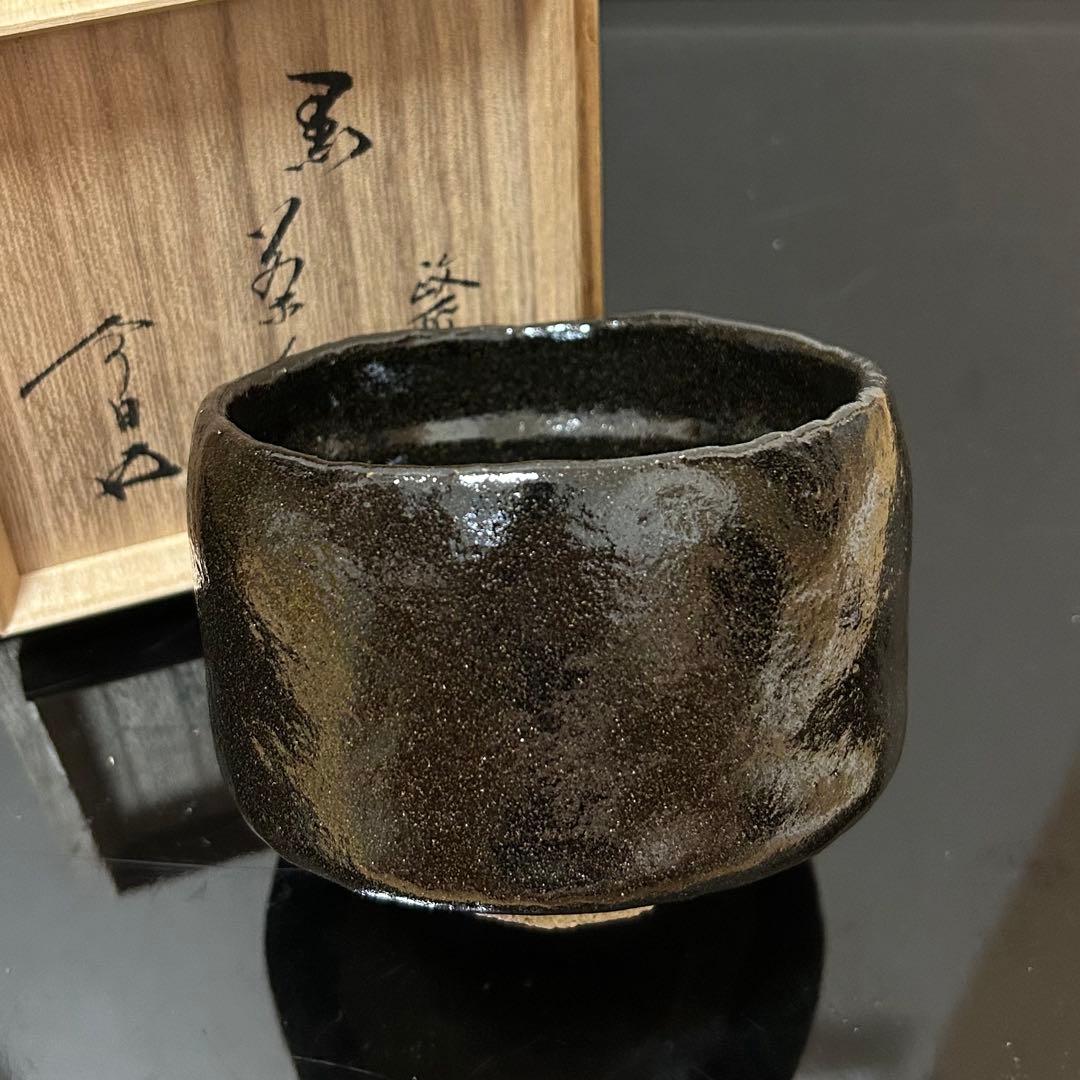 茶色と黒のストライプ模様の陶器壺
