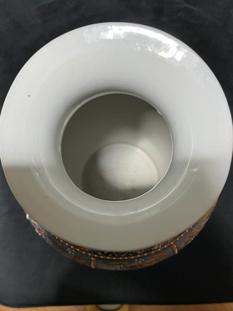 多色彩の花と蝶の陶器花瓶