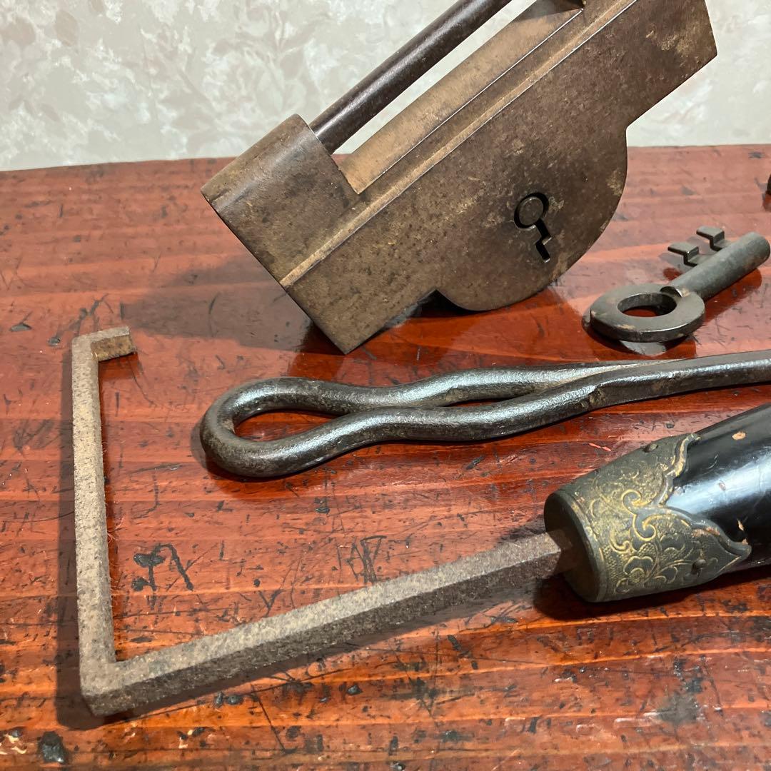 古い蔵戸の鍵付き錠前、落とし鍵など3点