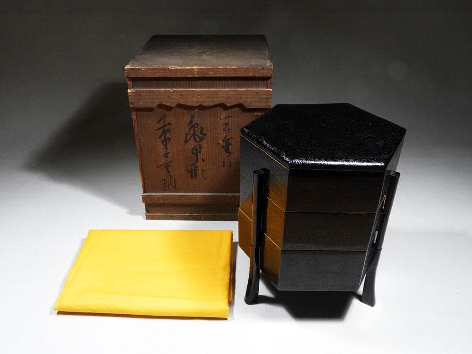 ●旧家名品 三つ重ね 亀甲形 菓子重箱 華やかな菊尽くし 美品 明治 大正 箱付