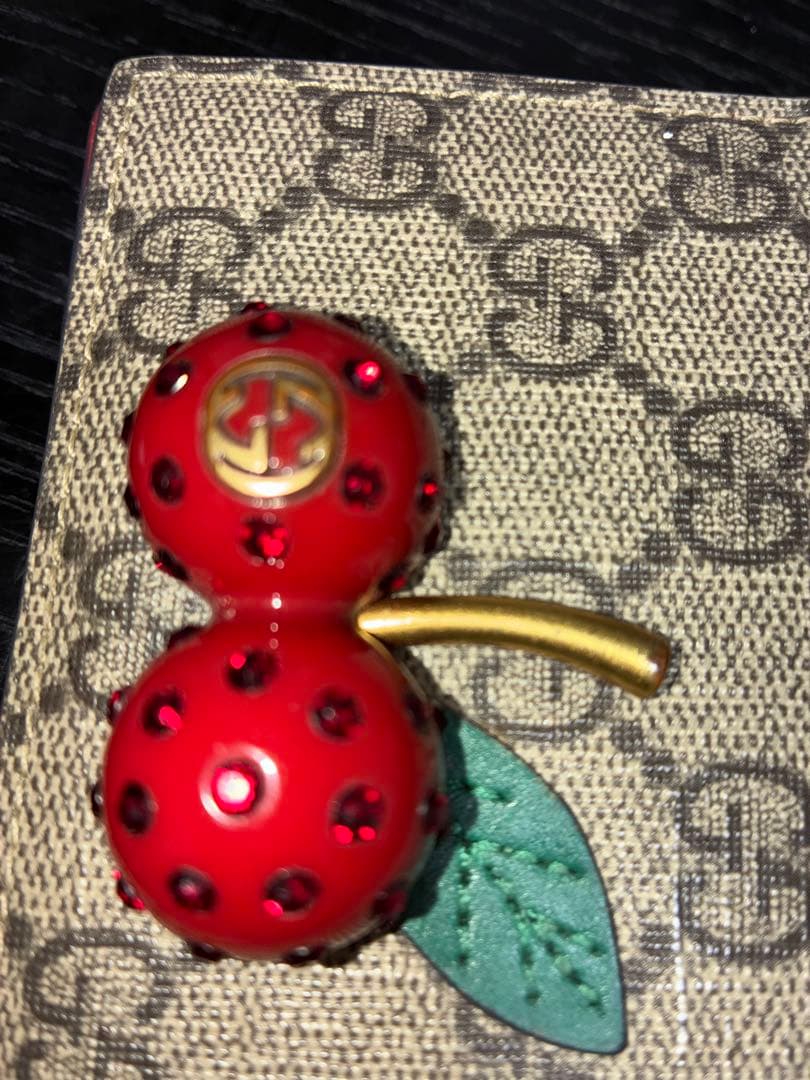 転売目的は❌GUCCI 二つ折り財布 チェリー装飾