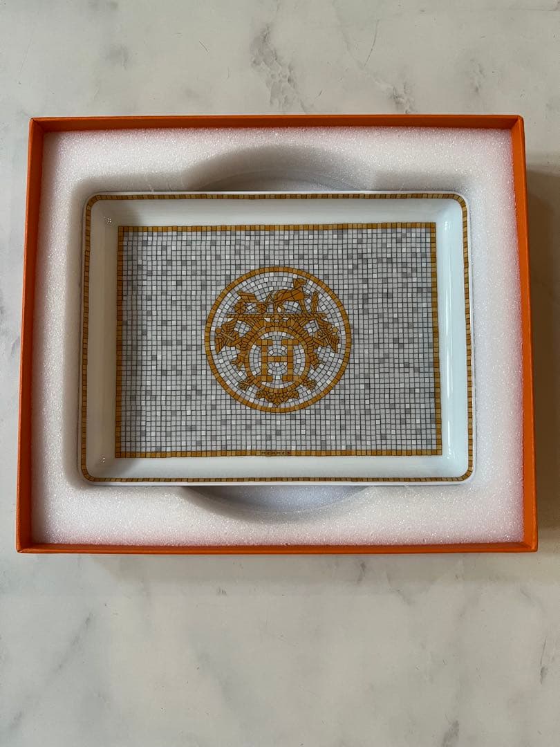 エルメス トレー 〈モザイク 24〉ゴールドPM 【正規購入品】 トレー 〈モザイク 24〉ゴールド PM | Hermès - エルメス-公式サイト