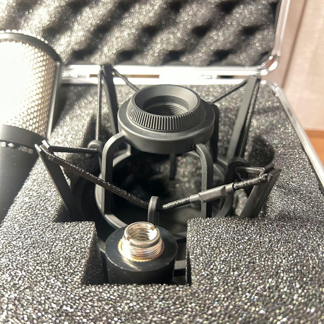 AKG P220 コンデンサーマイク アーカーゲー ショックマウント ケース付き
