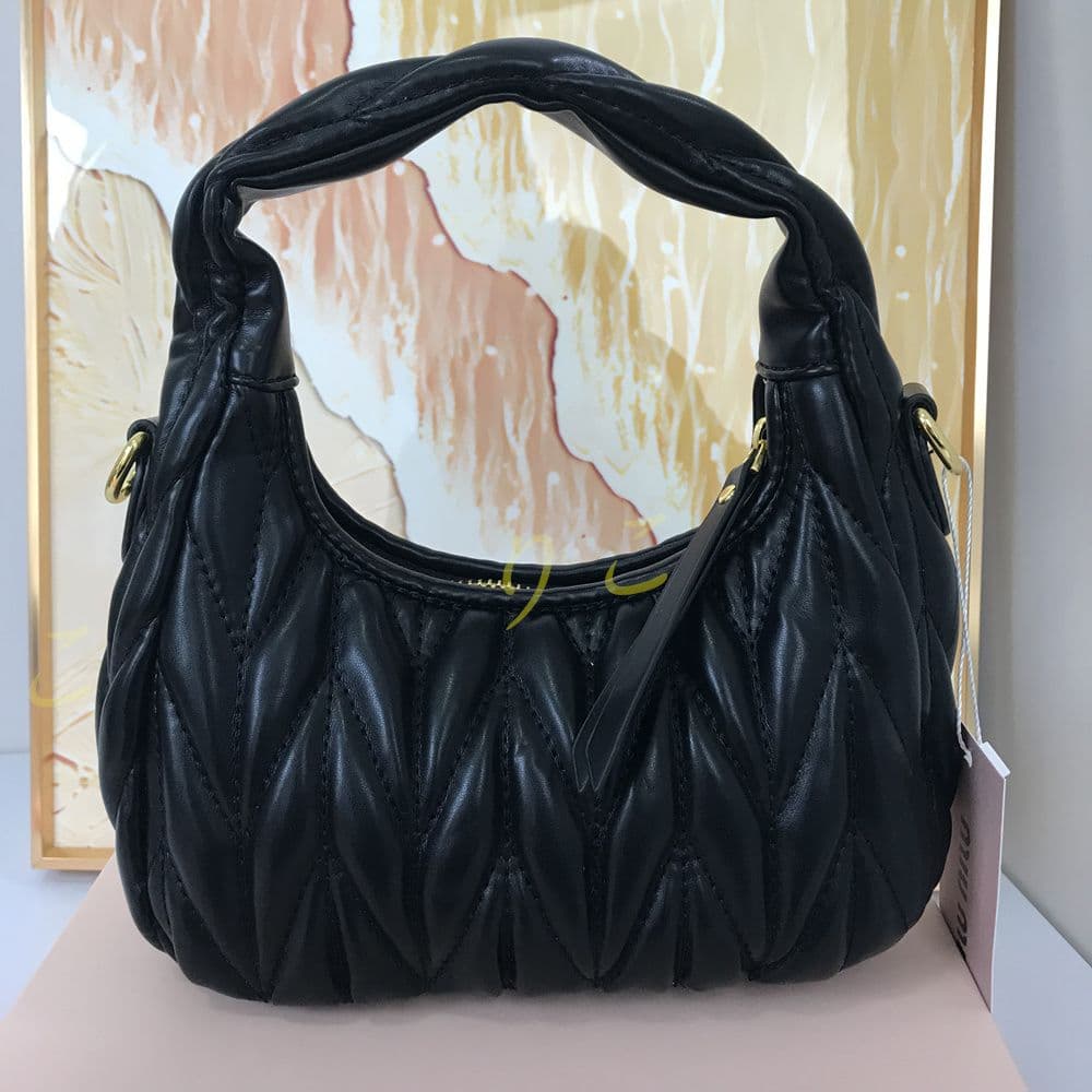 【人気 】ミュウミュウショルダーバッグ レザー