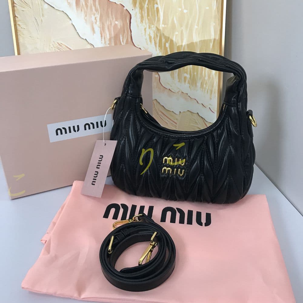 【人気 】ミュウミュウショルダーバッグ レザー