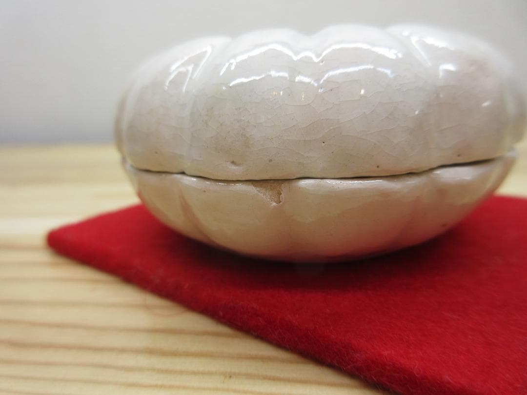 送料込【逢絢亭】茶道具 香合 楽焼 白菊香合 八事窯 中村道年 共箱入り