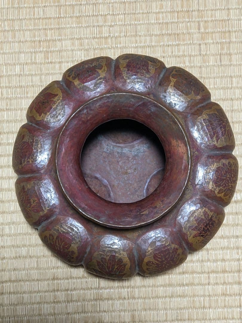 ♢銅器鎚起目 阿古陀形 草花文様 三足 壺 花器 花活け 置物