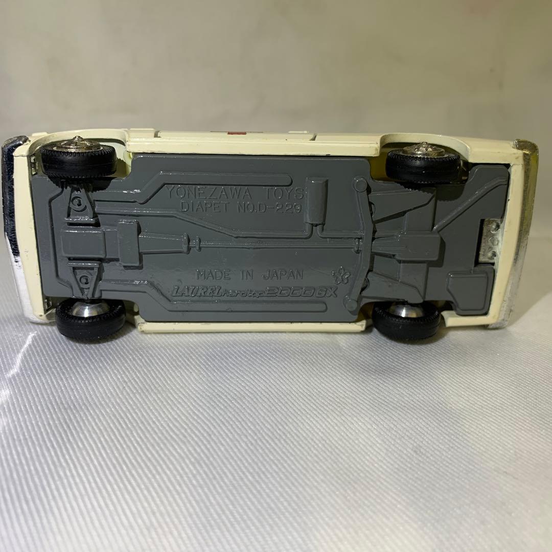 ダイヤペット日産ローレル赤十字車