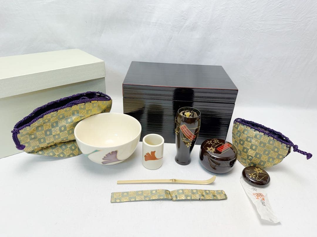 ほぼ未使用 茶道具 溜塗へぎ目 利休茶箱十一点セット茶碗棗茶筅振出巾筒等 紙箱 茶道具 茶箱用三点セット 塗 三点セット 溜塗り 七宝 茶筅筒 棗 香合