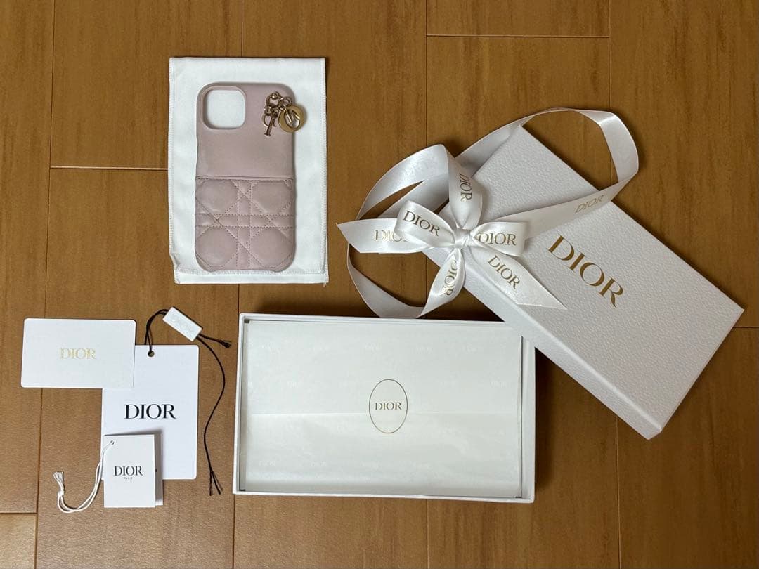 Lady Dior iPhone 15 ケース 国内発送】 DIOR《Lady Dior》iPhone 15 / 15 Pro ケース (Dior