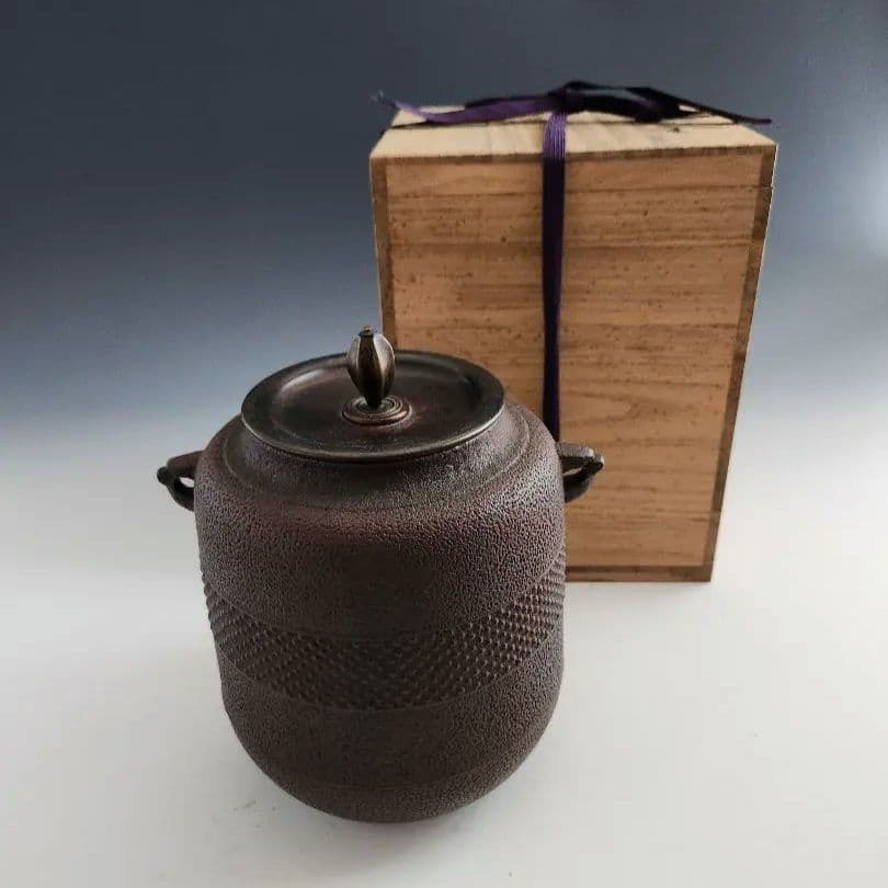 釜　茶釜　帯霰釜　あられ　敬典作　山形県　伝統的工芸品　木箱入 釜 茶釜 帯霰釜 あられ 敬典作 山形県 伝統的工芸品 木箱入