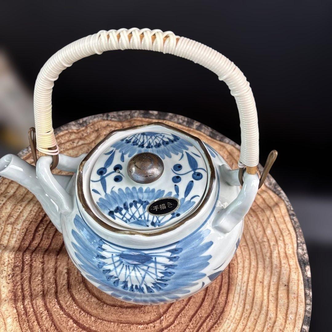 手描き青白磁の花模様急須 - メルカリ