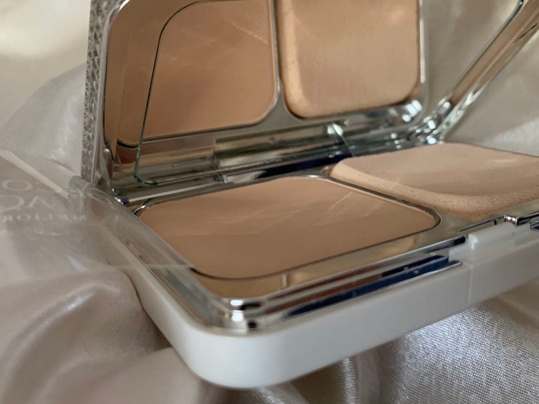 AQ ミリオリティ トリートメント パウダーファンデーション　300