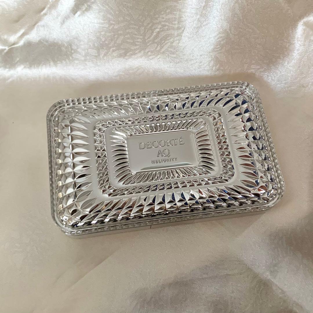 AQ ミリオリティ トリートメント パウダーファンデーション　300