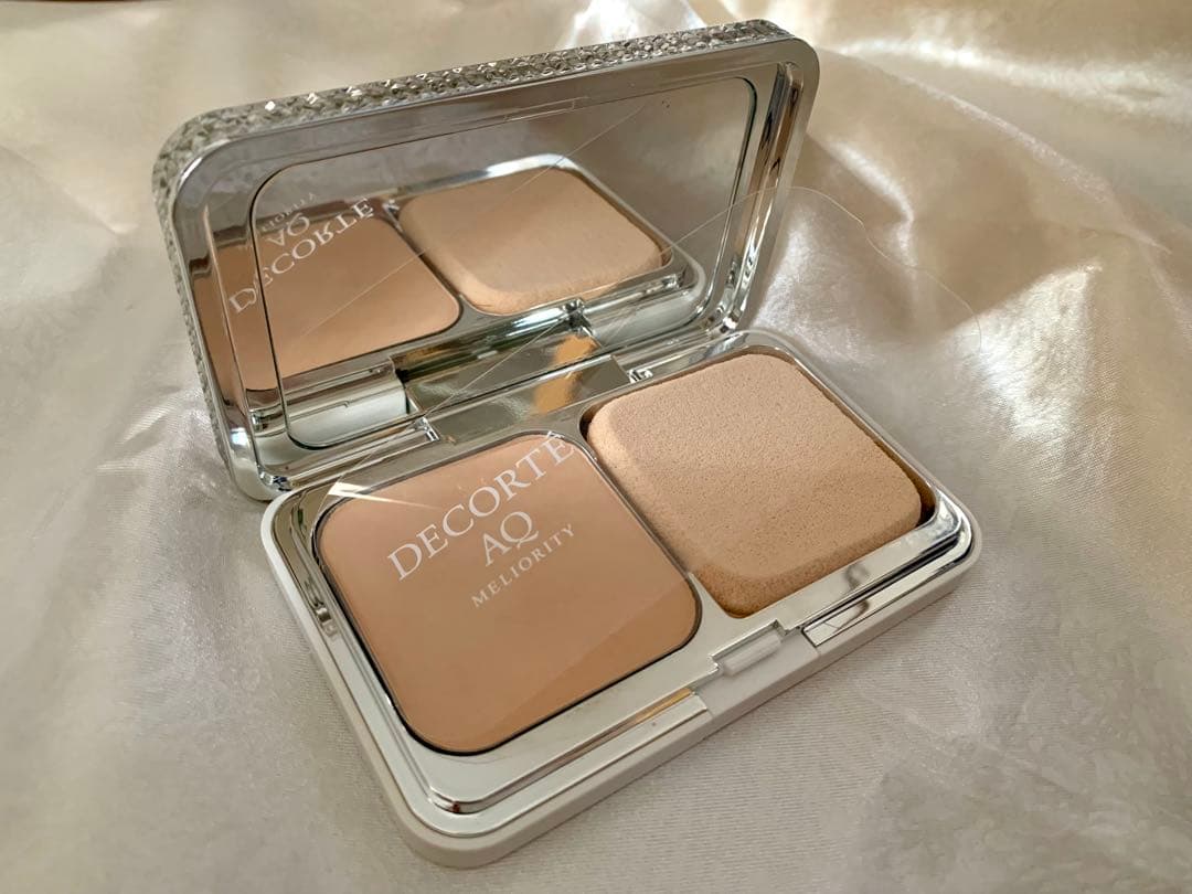 AQ ミリオリティ トリートメント パウダーファンデーション　300