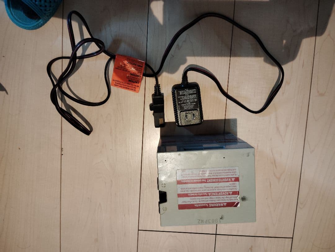 ２人乗りの外車の子供用電動カー、キャデラック エスカレード