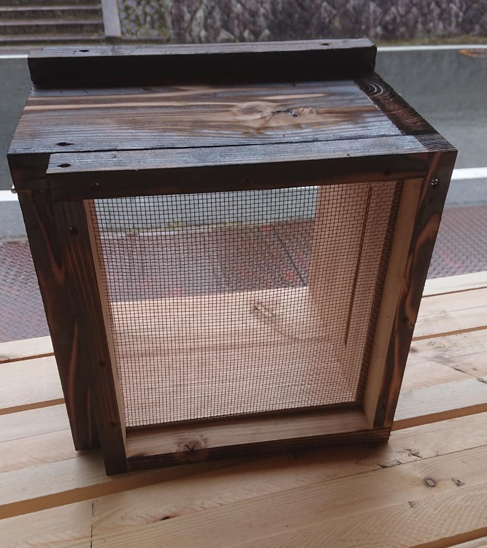 日本ミツバチ巣箱監視扉付き、スムシ対策全面ステンレス網底