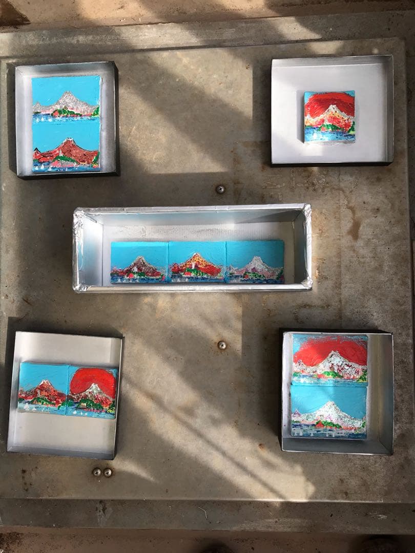 空飛ぶ前衛美術家の糸川裕志の富士山と江ノ島シリーズの小作品。