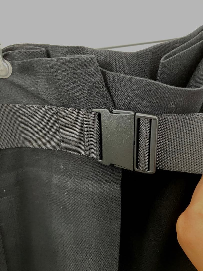 ミーイッセイミヤケ　黒のバックル付きキュロットパンツ