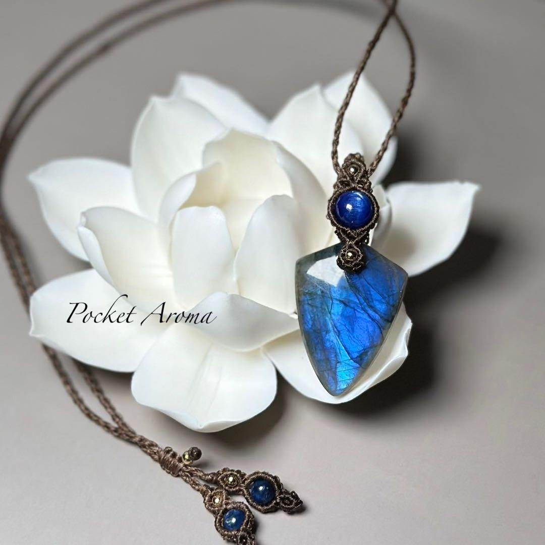 蒼光』ラブラドライトとカイヤナイトのマクラメペンダントネックレス