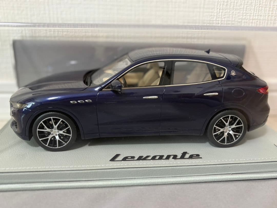 マセラティ　レヴァンテ ミニカー 1/18　ブルーパッシオーネ