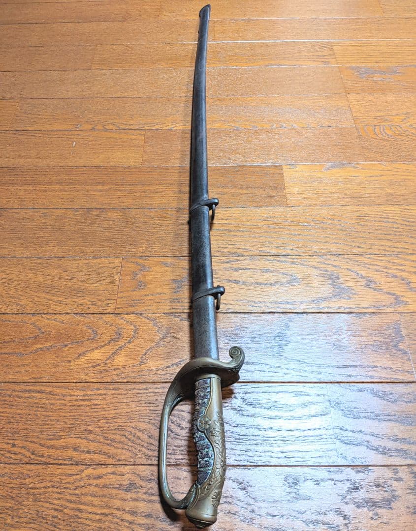 【当時物】旧日本軍 軍刀 指揮刀 模造刀身 サーベル 十六葉八重表菊紋【２環吊】