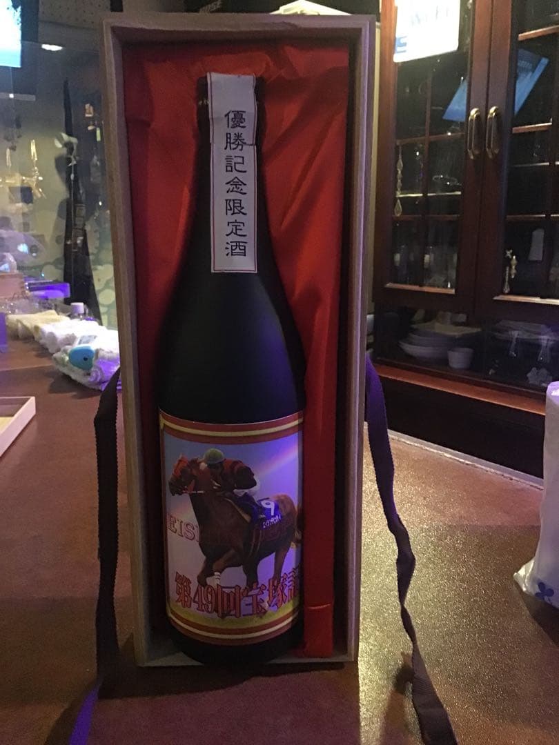 JRA 競馬ファン必見❗️ 宝塚記念優勝記念ボトル（木箱入） Yahoo!オークション -「jra 宝塚記念」の落札相場・落札価格