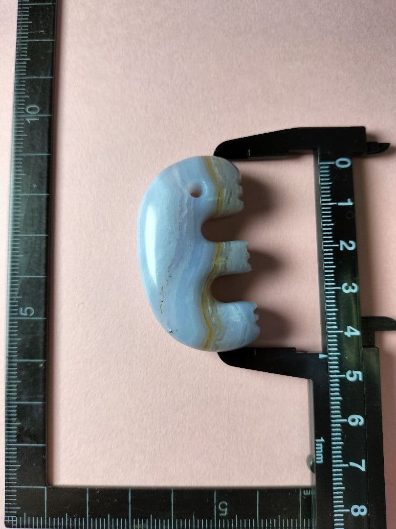 天然石 津軽錦石 の 獣型勾玉(まがたま)です。青碧玉 1点