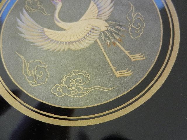 老舗漆器店「象彦」の黒鶴金蒔絵　菊形菓子鉢（幅１９．５㌢、高９．５㌢）
