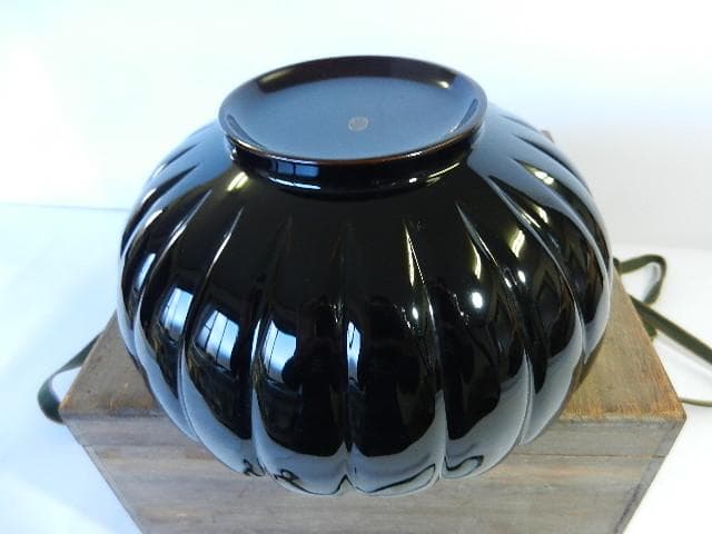 老舗漆器店「象彦」の黒鶴金蒔絵　菊形菓子鉢（幅１９．５㌢、高９．５㌢）