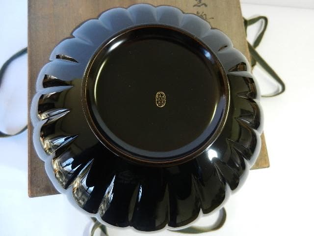 老舗漆器店「象彦」の黒鶴金蒔絵　菊形菓子鉢（幅１９．５㌢、高９．５㌢）