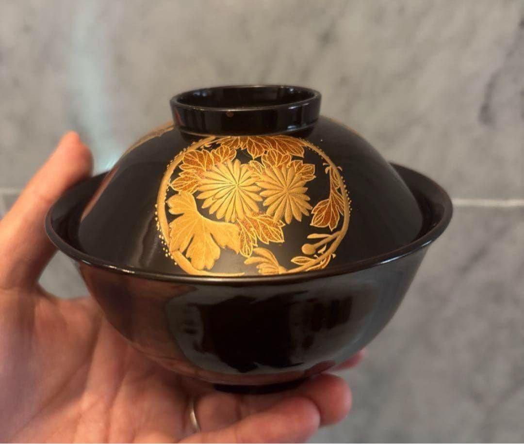 芸術的な蝶々とふんだんに使われた金彩が美しい豪華絢爛な木製輪島漆塗りお椀2客