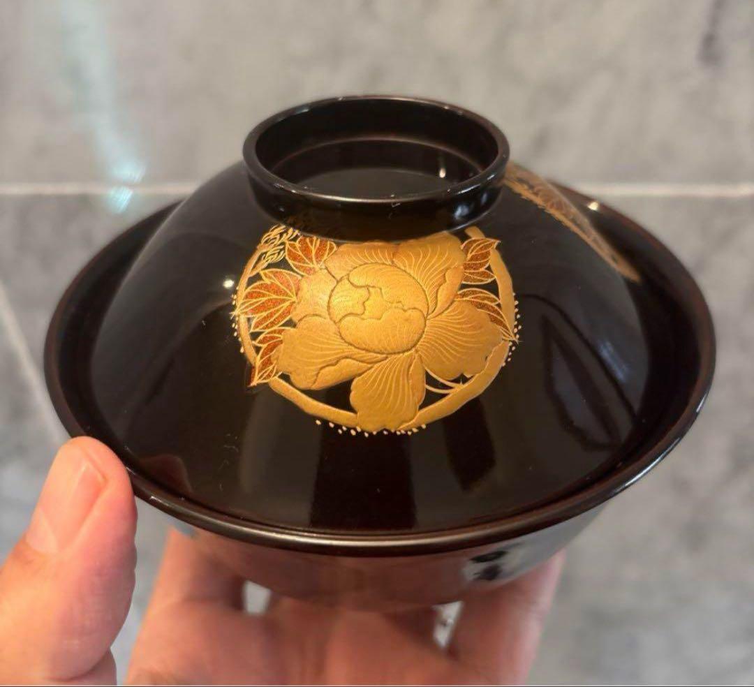 芸術的な蝶々とふんだんに使われた金彩が美しい豪華絢爛な木製輪島漆塗りお椀2客