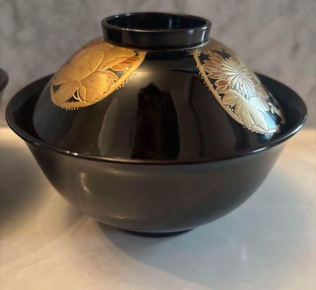 芸術的な蝶々とふんだんに使われた金彩が美しい豪華絢爛な木製輪島漆塗りお椀2客