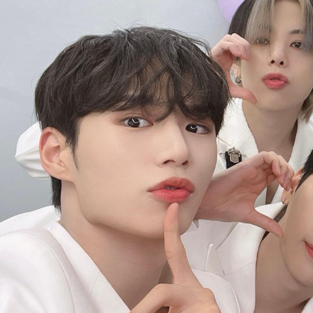 WEi ウィアイ ジュンソ ヨントン ポラロイド チェキ サイン