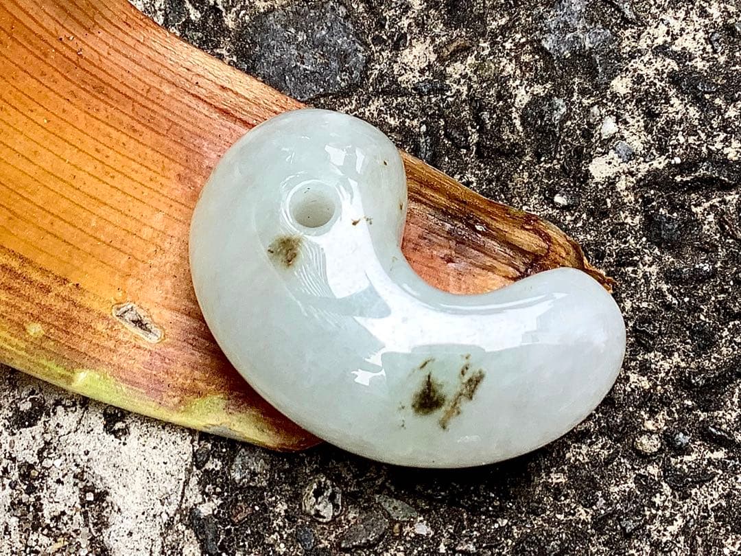 ✳今年2個目のトロトロ勾玉‼️ 酸化鉄入り糸魚川翡翠 抜群全面透過