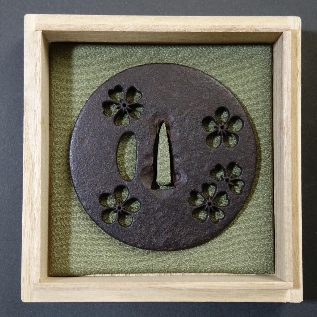 【 梅桜花小透鍔 】 鍔 鐔 鉄地 透鍔 刀装具 武具 骨董 江戸時代