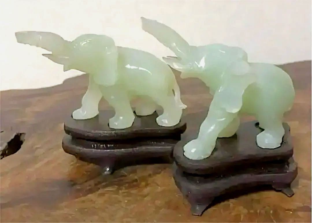 中国美術 古玉 翡翠 台座付き 二頭象 彫刻 - メルカリ