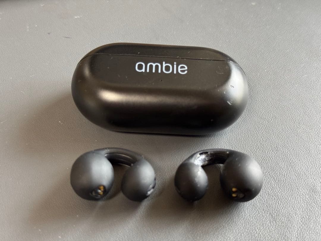 ジャンクNCNR】ambie ワイヤレスイヤホン 黒 充電ケース付き - メルカリ