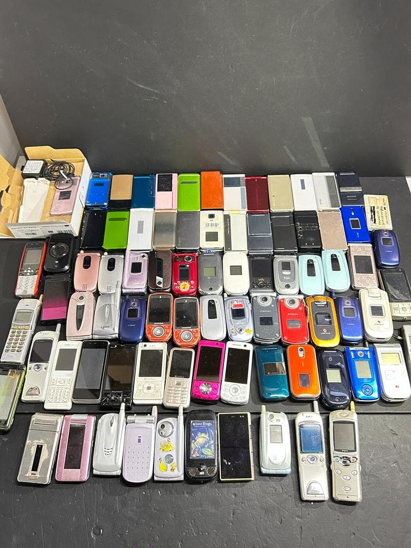 大量 携帯電話 ガラケ docomo au 他 75台以上 ジャンク 部品取り 大量