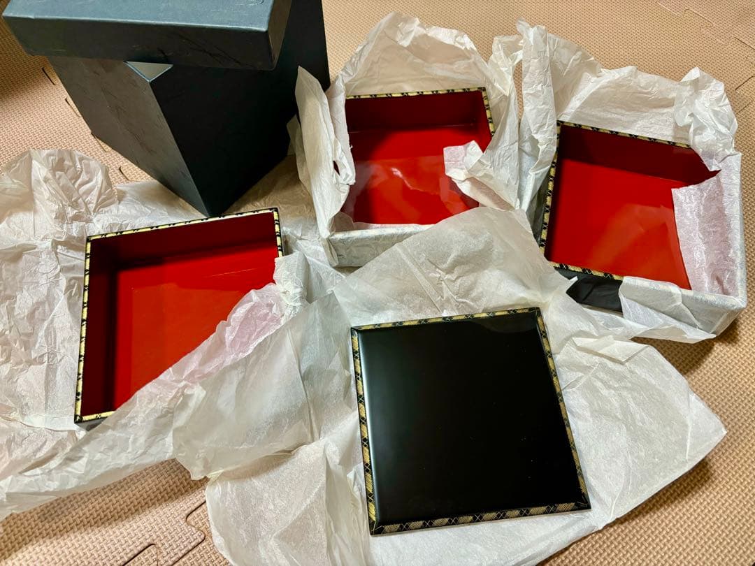 黒い漆の重箱　（未使用品）