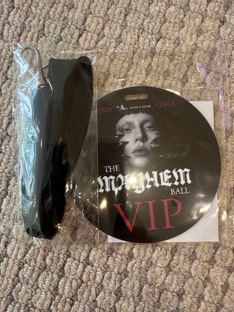 LADY GAGA MAYHEM BALL VIP GOLD グッズ フルセット - メルカリ