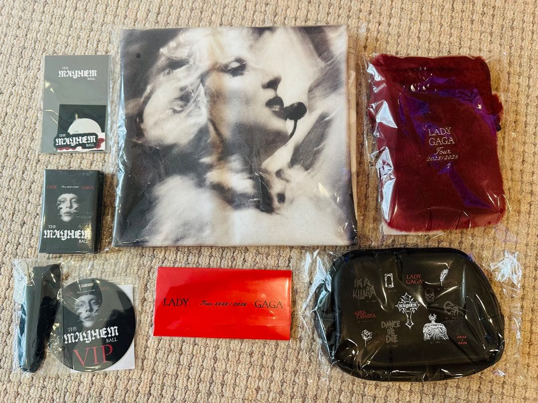 LADY GAGA MAYHEM BALL VIP GOLD グッズ フルセット - メルカリ