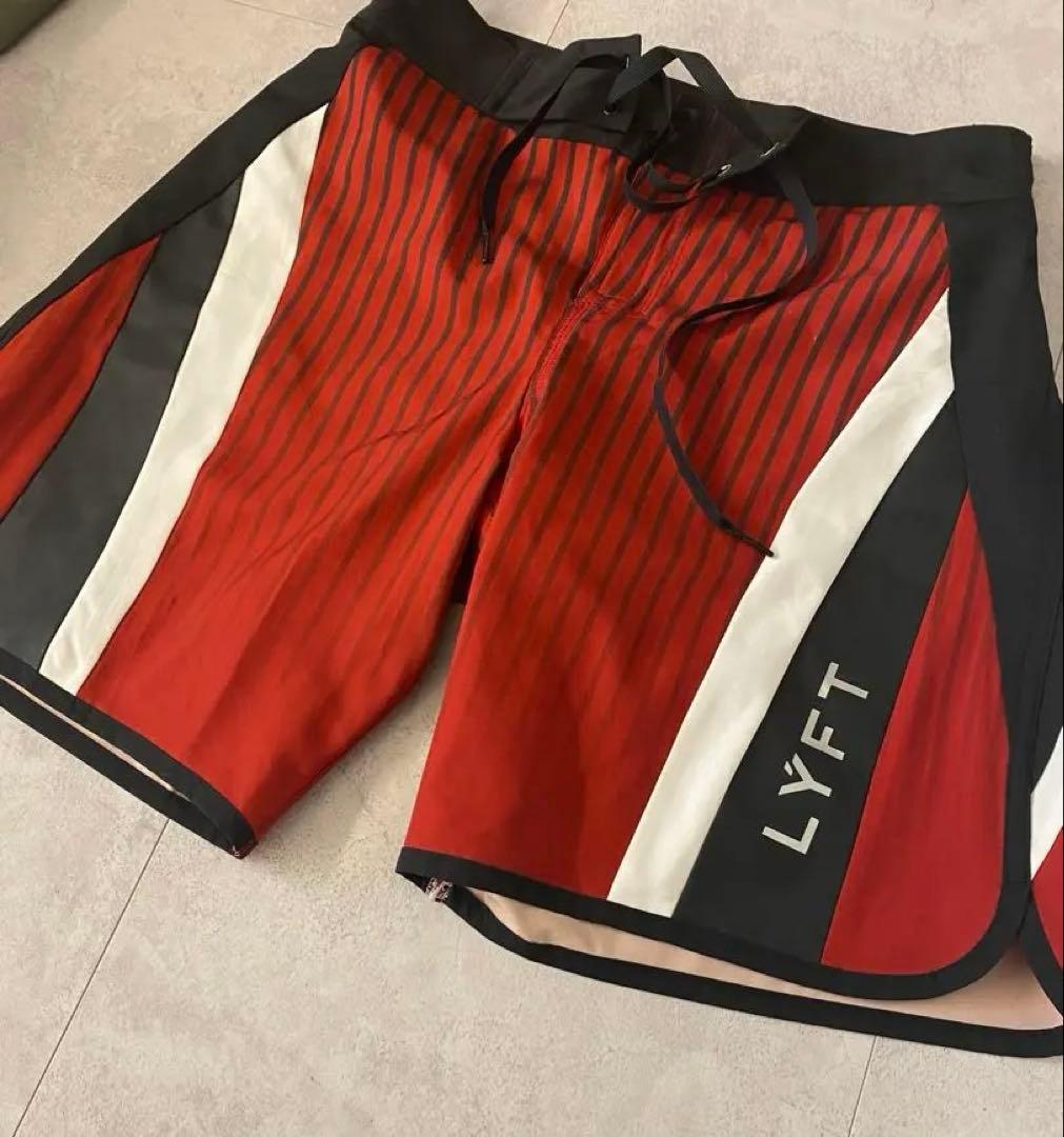 LYFT 競泳水着 Lサイズ レッド　新作　売り切れ商品