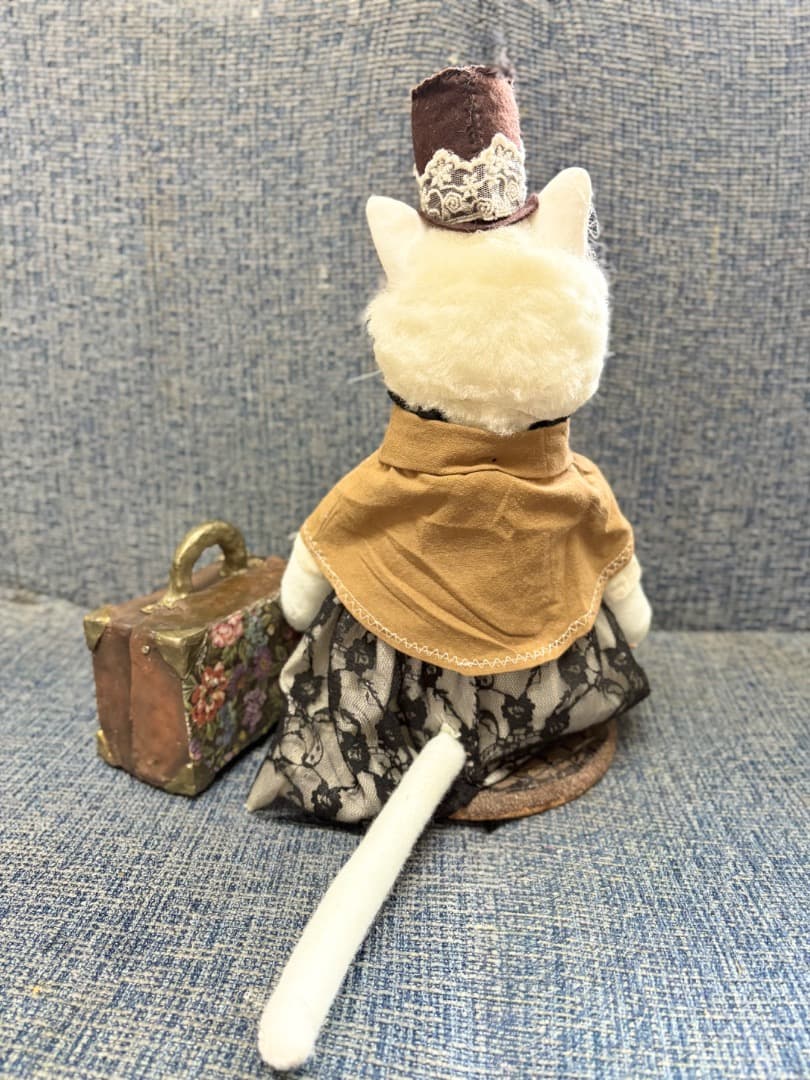 A アンティークな白猫のアートドール ハンドメイド】猫 ぬいぐるみ