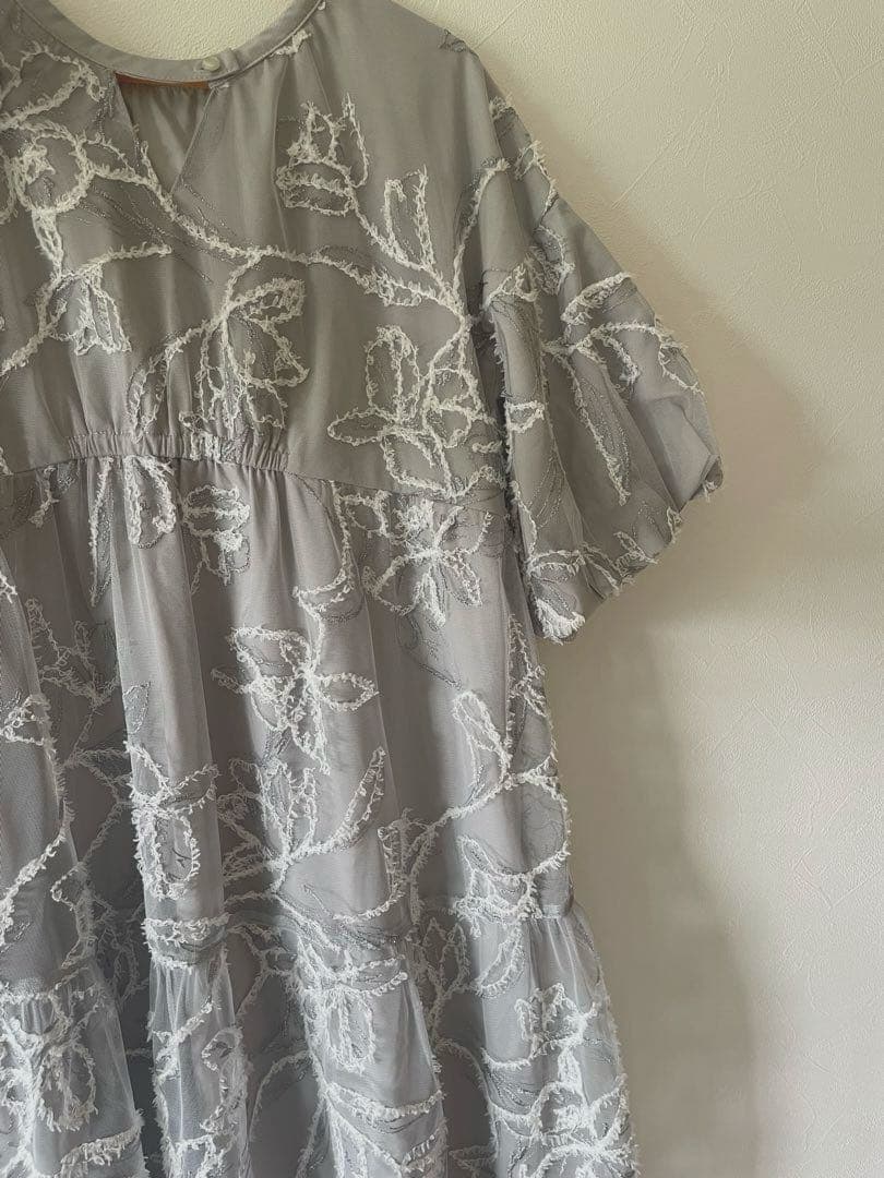 ディスコート【オケージョン】フェザーフラワー袖バルーンワンピース