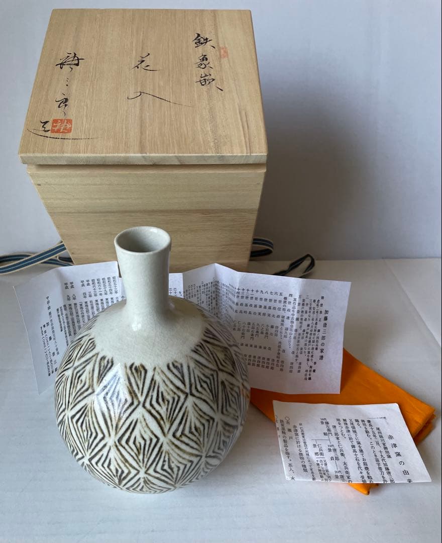 加藤唐三郎　鉄象嵌花入